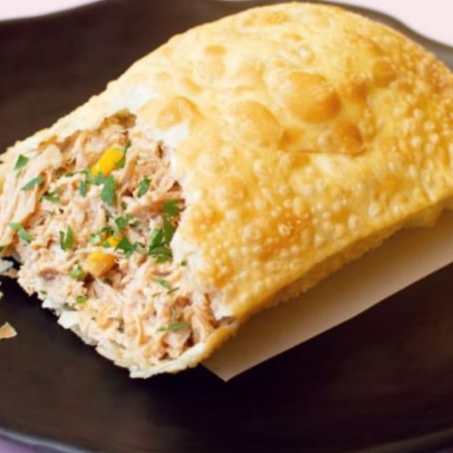 "Pastel de família: massa crocante, recheio generoso e sabor caseiro que conquista na primeira mordida"