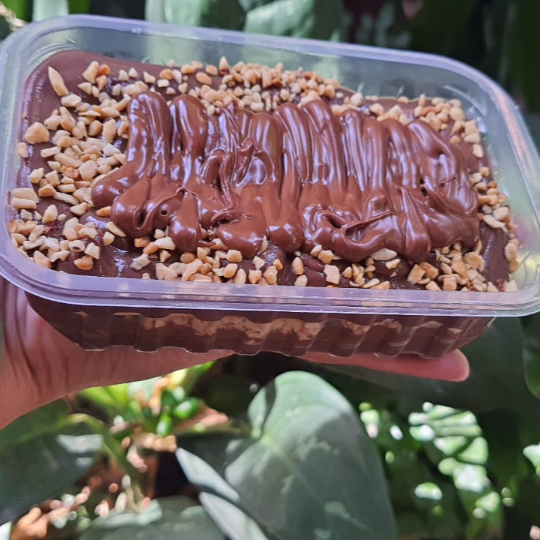 Uma explosão de sabor em cada camada! Feito com um cremoso chocolate 50% cacau, intercalado com biscoitos de maizena, uma generosa camada de Nutella e crocantes pedaços de amendoim. Finalizado com Nutella e amendoim por cima, esse pavê é a união perfeita entre cremosidade e crocância. Servido em um pote de 250 ml, com cerca de 300 g de puro prazer, é ideal para quem ama a combinação irresistível de chocolate, avelã e amendoim.