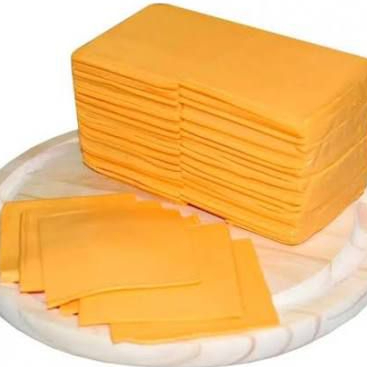 Porção de 100 g de queijo prato fatiado, macio e saboroso, ideal para sanduíches, lanches e receitas do dia a dia.