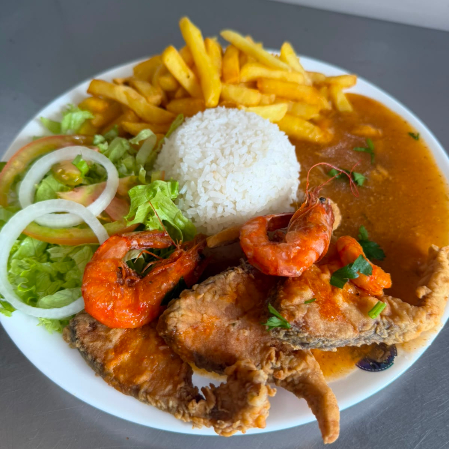 Corvina com molho de camarão, arroz , pirão , salada , frita ou aipim