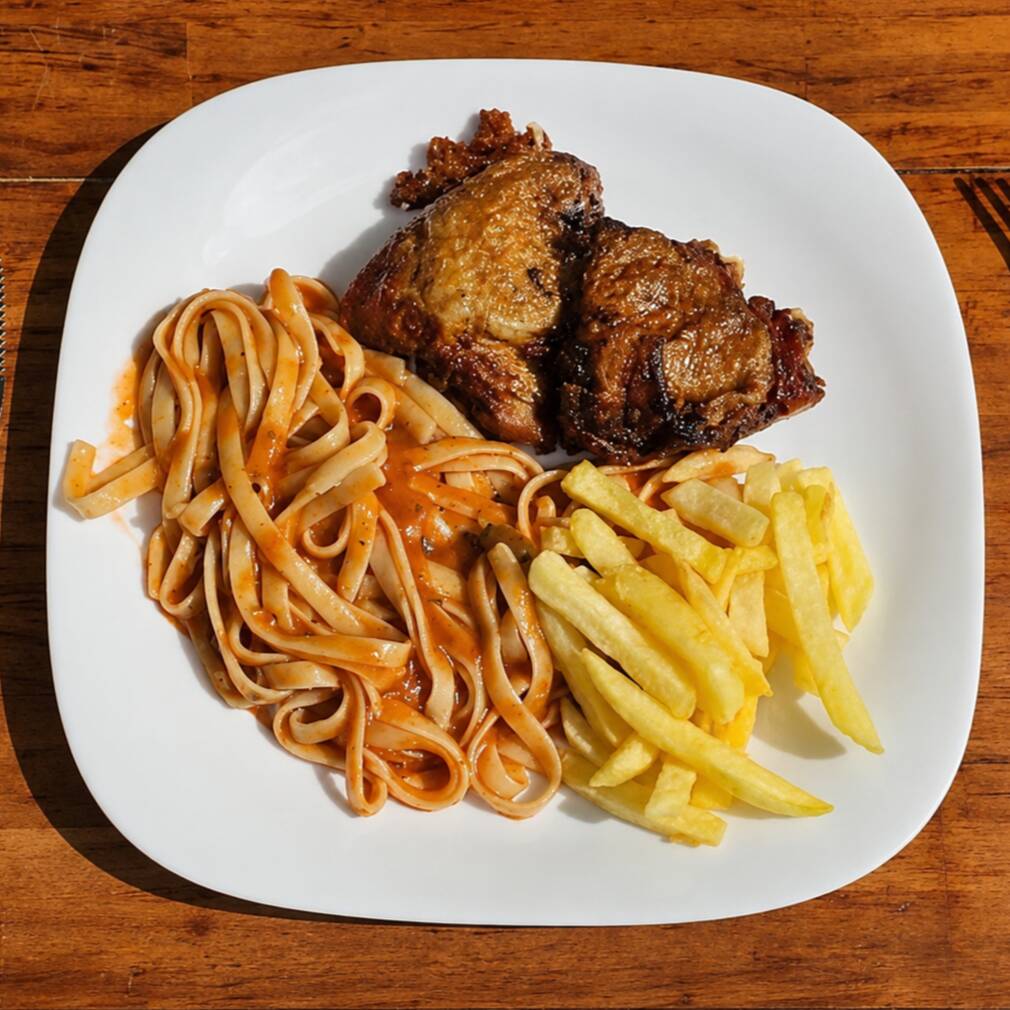 Frango assado com macarronada e batata frita.