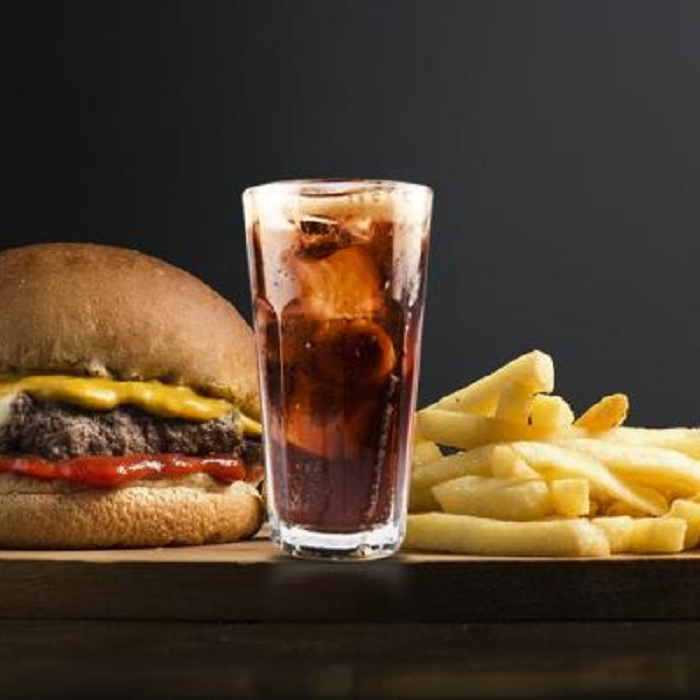 PARA DELEITAR: 1 BURGER C/Q + 1 PAPAS Y BEBIDA 600