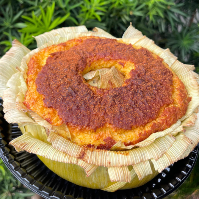 🌽Feito com milho verde direto da roça, macio, úmido e com aquele toque especial de canela que realça ainda mais o sabor. ✨ Um bolo artesanal com gostinho de aconchego em cada fatia! *_Serve aprox. 8 fatias (750g)_*