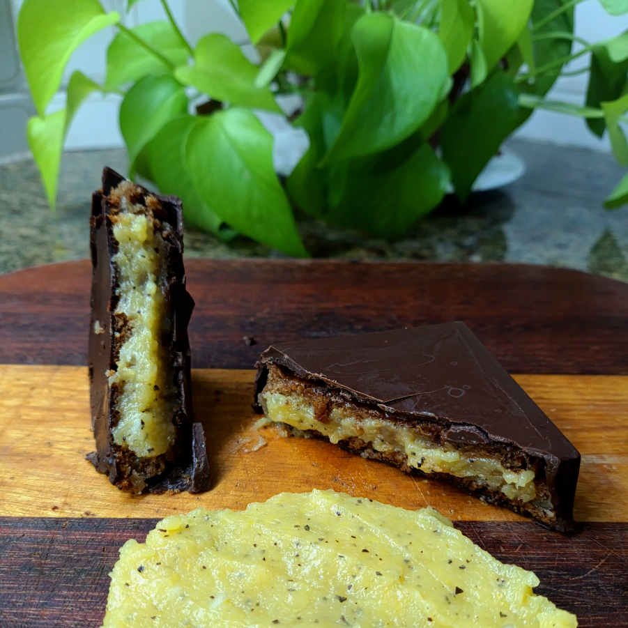 Feito com farinha de trigo, melado de cana e especiarias, recheado com creme delicioso de maracujá à base de leite de coco. Um pouquinho de doce, um pouquinho de azedo, pra aguar de vontade! Sem lactose, contém glúten.