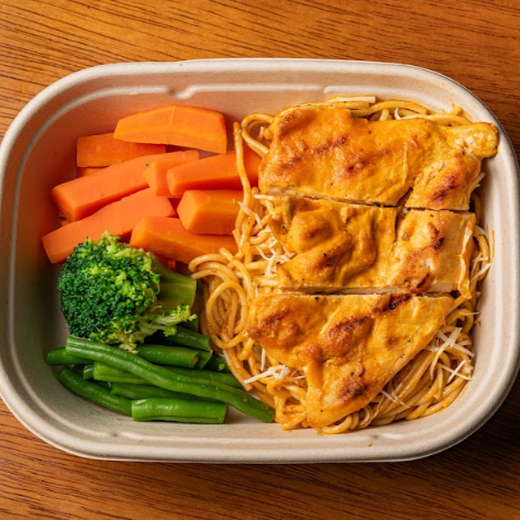 Tallarines Rojos con Pollo a la Plancha
