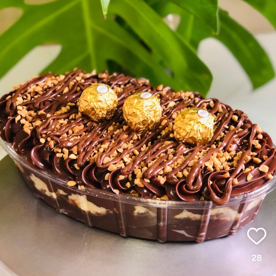 Maravilhosa colomba de Ferrero Rocher tamanho família, isso mesmo vai adoçar muita gente com brigadeiro de chocolate, brownies picados , muito amendoim, o melhor creme de avelã Nutella e bombons Ferrero Rocher. Você vai se apaixonar e compartilhar com pessoas especiais. ....... Tags...... Colomba , um litro , sobremesa, Ferrero Rocher , tamanho família , bombom , chocolate.