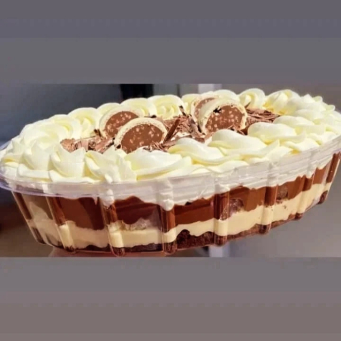 Uma sobremesa pensada para você compartilhar com sua família, amigos, festas e aniversários. Nossa versão maior do nosso copo da felicidade mais vendido. Vem com camadas de creme de chocolate, creme de Ninho, Com Bombom Ouro Branco picado com a nossa Deliciosa Mousse de Ninho e Mousse de Chocolate. Decorado com mousse e Bombom Ouro Branco Serve 4 pessoa Validade: Congelado 90 dias após a data de fabricação. Refrigerado: 7 dias sob refrigeração. Ao receber você já pode consumir seu docinho, ou até mesmo guarda-lo no freezer da sua casa para ter sempre seu docinho preferido disponível. Serve até 12 pessoas