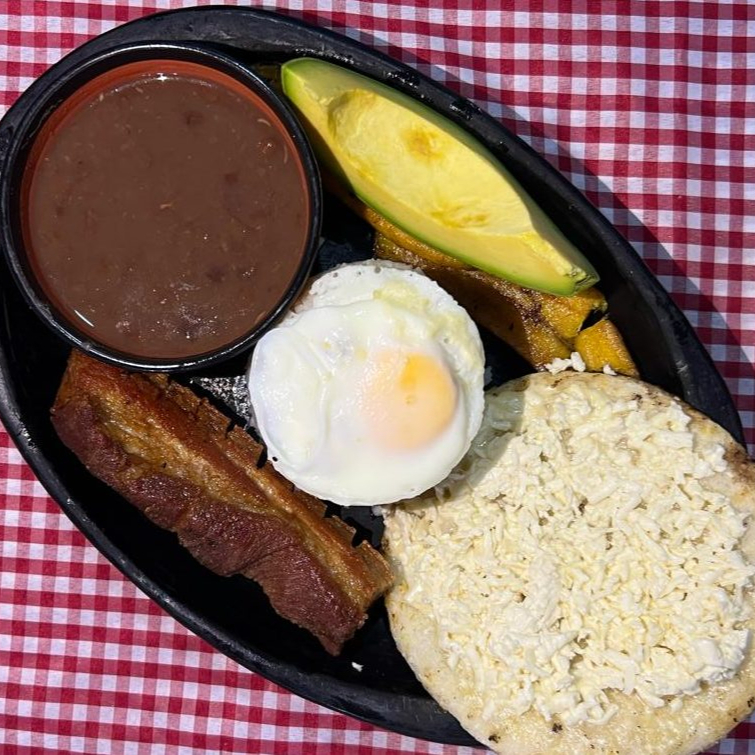 Típico Montañero Chicharrón