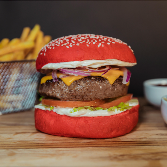 Pão vermelho com gergelim, hamburguer artesanal 180gr de costela, alface americana, tomate fresco, cebola roxa, maionese defumada e 2 fatias de cheddar