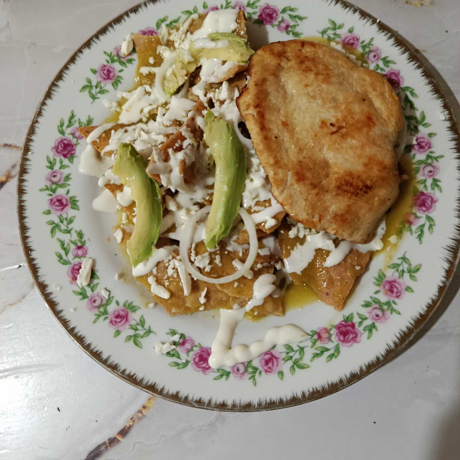 CHILAQUILES CON PECHUGA ASADA