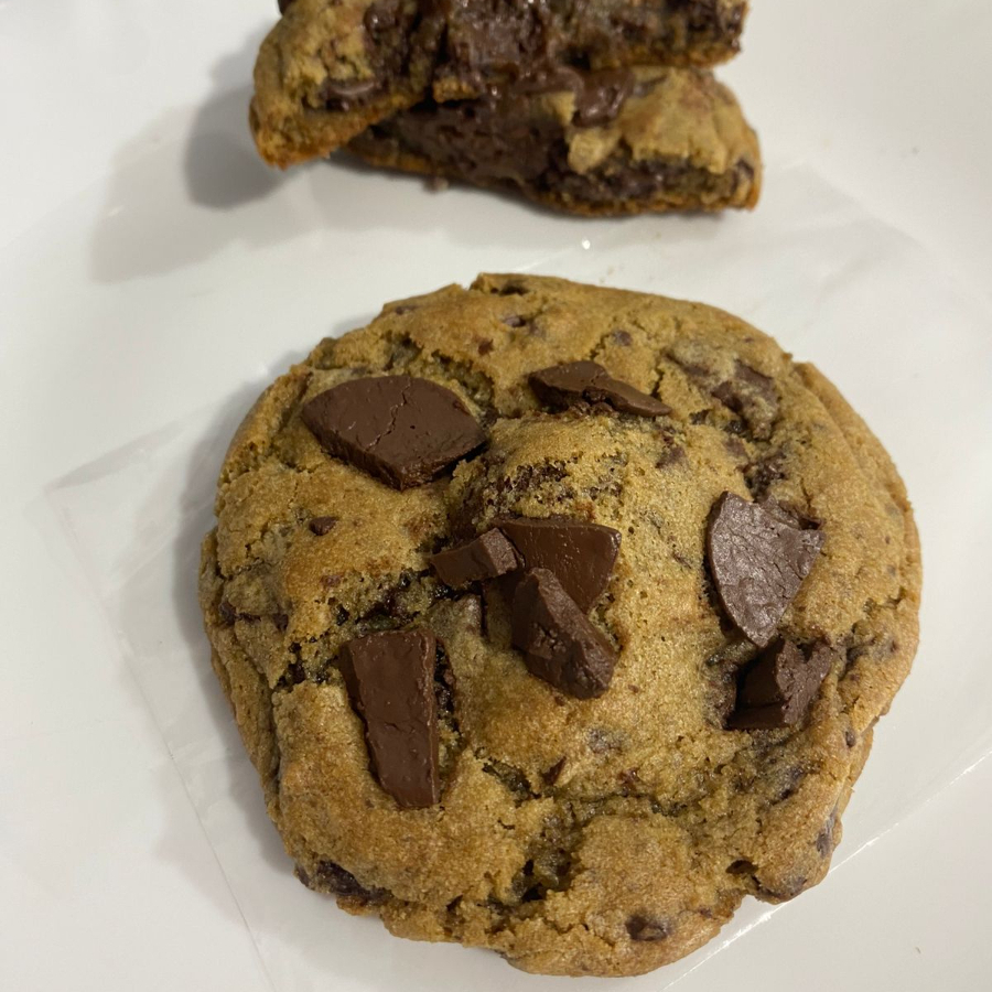 Um delicioso Cookie tradicional com massa amanteigada com pedaços de chocolates meio amargo.