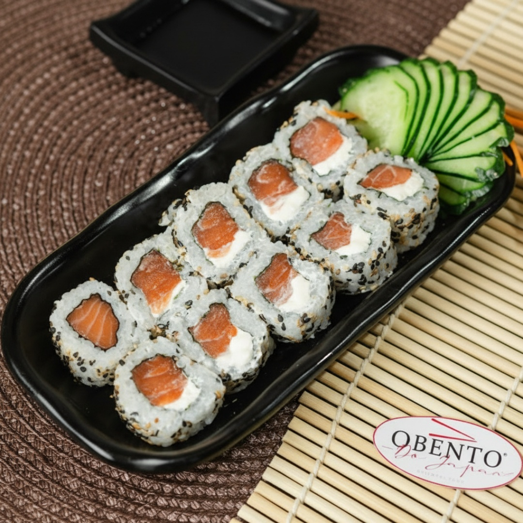 O uramaki de salmão fresco é um tipo de sushi onde o arroz fica na parte externa, envolvendo uma camada de alga nori e o recheio de salmão