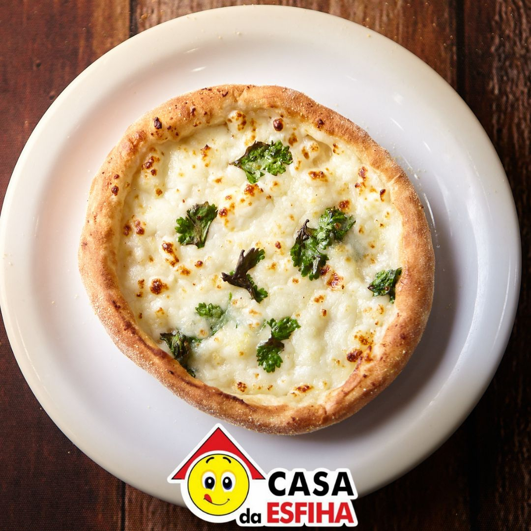 Queijo branco e salsa.