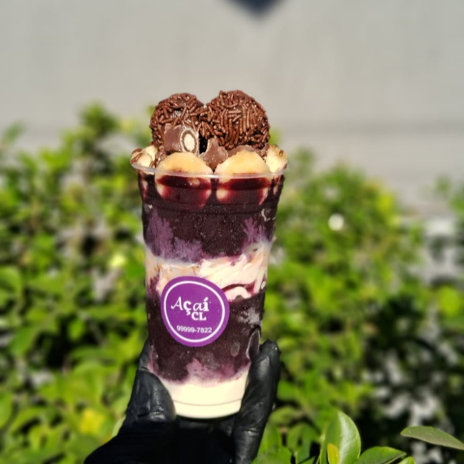 Açaí, leite em pó, chantininho, casquinha, banana, trento, brigadeiro.