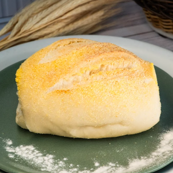 Pão caseiro no estilo francês, com casca crocante e interior macio, feito artesanalmente na Leiriense. Ideal para acompanhar seu café ou lanche do Dia!
