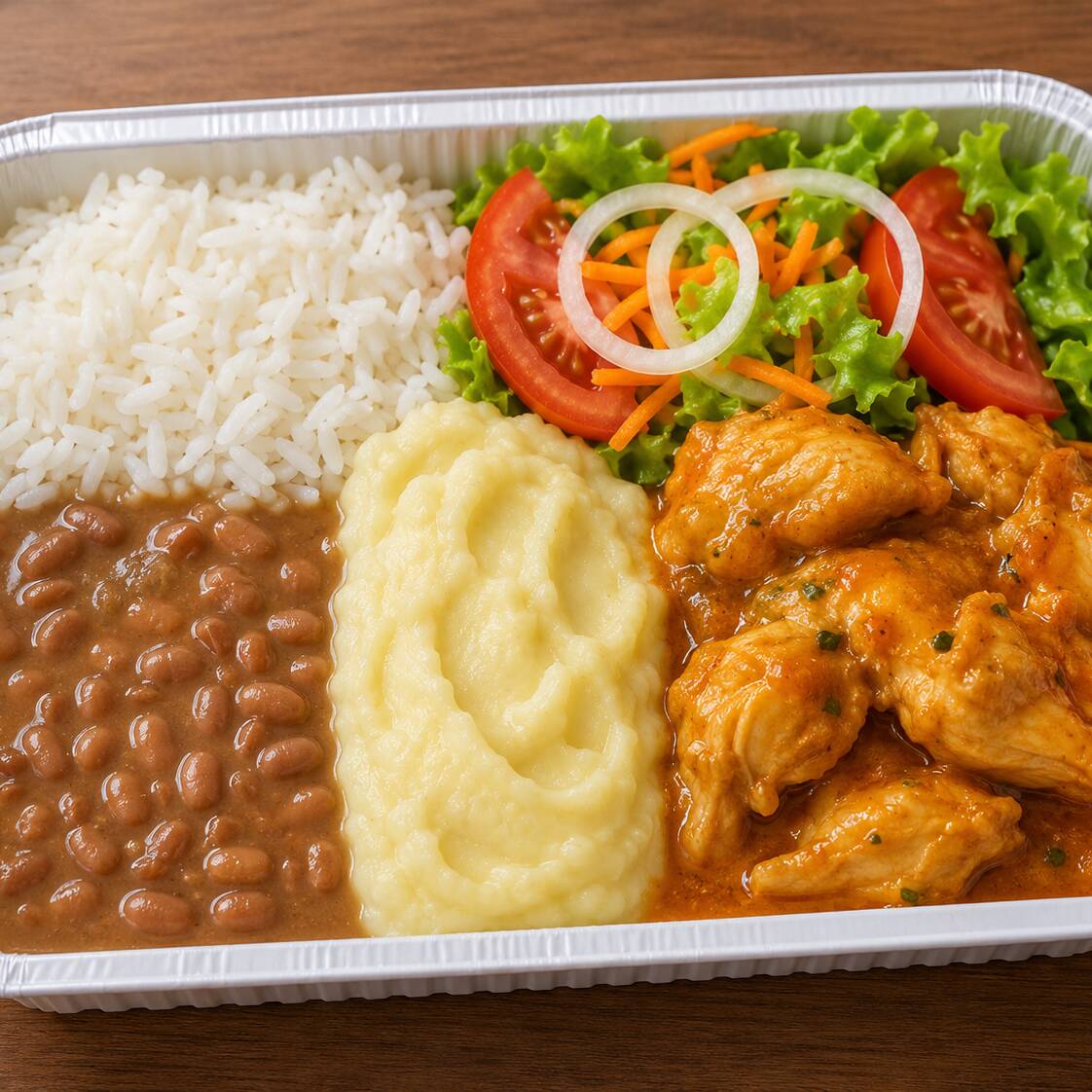 arroz, feijao caldo, frango ao molho, pure de batata, salada