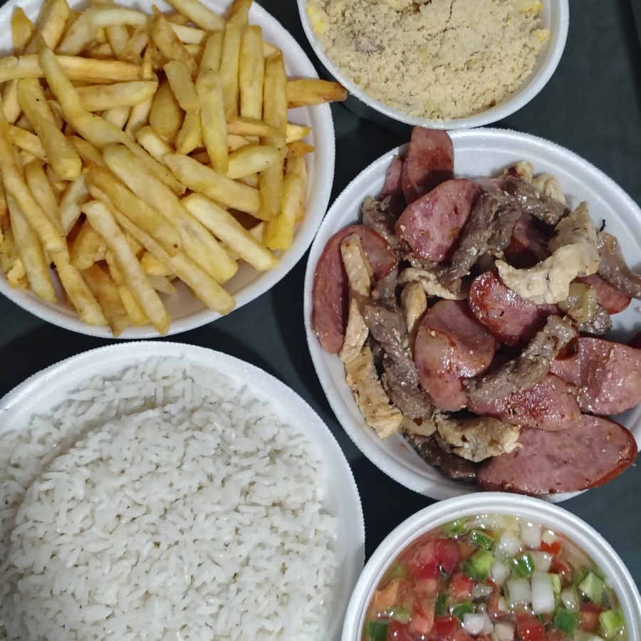 Acompanha churrasco misto na chapa 450g( Carne, frango, linguiça calabresa ) arroz 500g, salpicão ou macarronese 450g, farofa 200g, vinagrete 100g, fritas pequena 350g. "foto ilustrativa".
