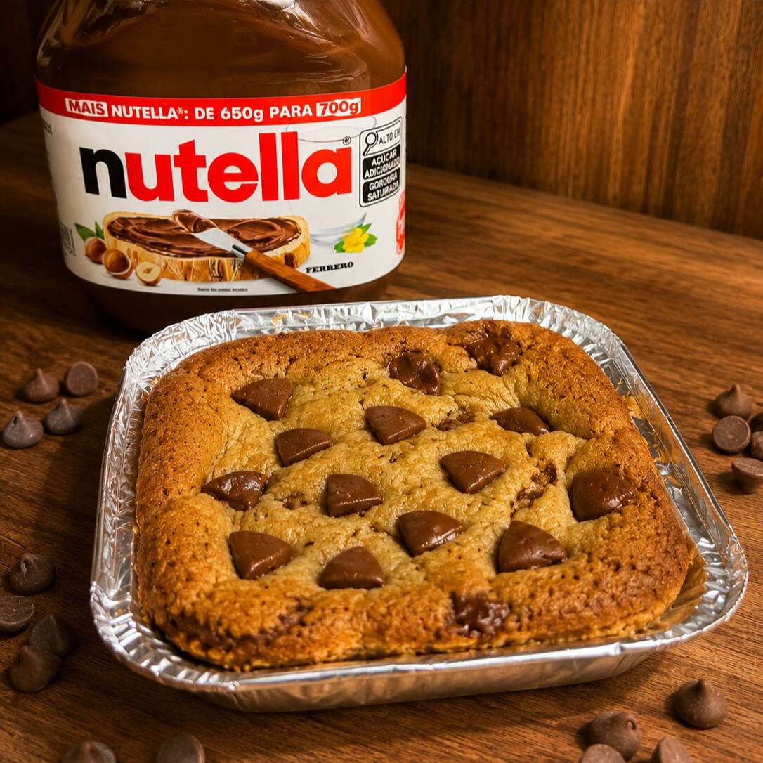 Massa de tradicional . Gotas de chocolate ao leite nobre e recheio de muita Nutella. Aprox 250g.