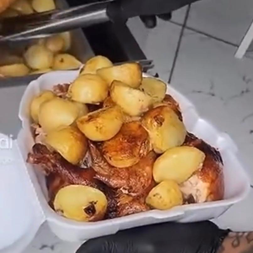 O frango assado acompanha batatas (de 6 á 8 batatas) temperadas à moda da casa o tempero do frango é muito especial deixa o frango bem macio e suculento e saboroso. O frango é composto por 2 asas, 4 pedaços macios do peito, 2 coxas, 2 sobrecoxas.JA enviamos o frango cortado se preferir o frango SEM CORTE, é só enviar na observação.