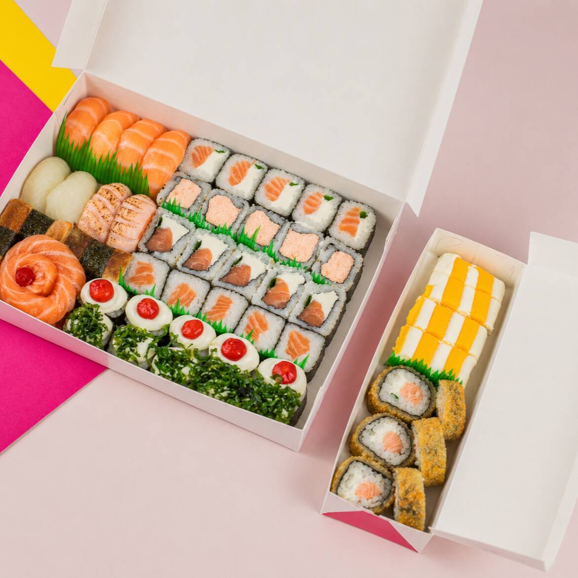 4 Niguiri de salmão fresco, 2 Niguiri de salmão maçaricado, 2 Niguiri skin, 2 Niguiri de peixe branco com conserva de alho poro, 4 Sashimi de salmão, 4 Deliciosas tortinhas de salmão com cream chesse e cheddar, 5 Maki grelhado de salmão com chesse e couve, 5 Maki skin com chesse e pimenta biquinho, 5 Maki salmão, 5 Maki Filadélfia, 5 Uramaki Filadélfia e 5 Uramaki de salmão grelhado.