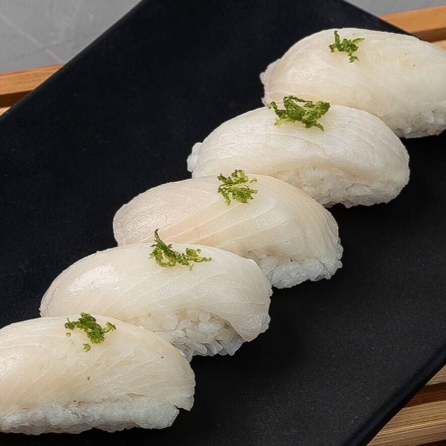 Fatia de peixe branco fresquinho com arroz e raspas de limão (5 unidades).