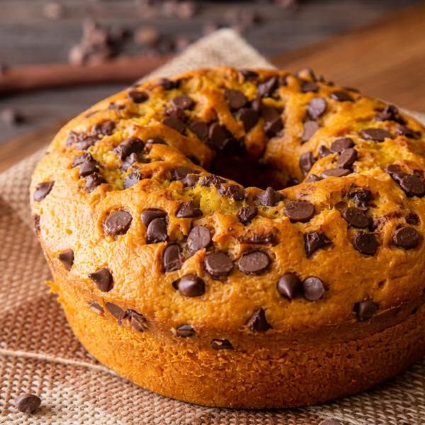 Cenoura Fofinha Com Gotas De Chocolate Derretendo Na Massa, Textura Macia e Sabor Caseiro De Verdade. A Combinação Perfeita Entre Doçura e Conforto Em Cada Fatia. Peça Agora e Sinta O Cheirinho De Sítio!