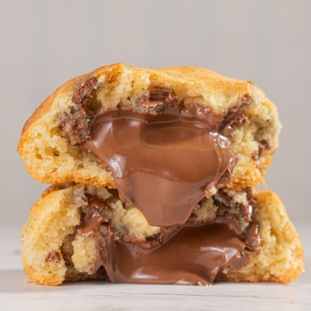 Nosso cookie de Nutella é feito com massa de baunilha, muito recheio e gotas de chocolate nobre ao leite para completar a experiência.