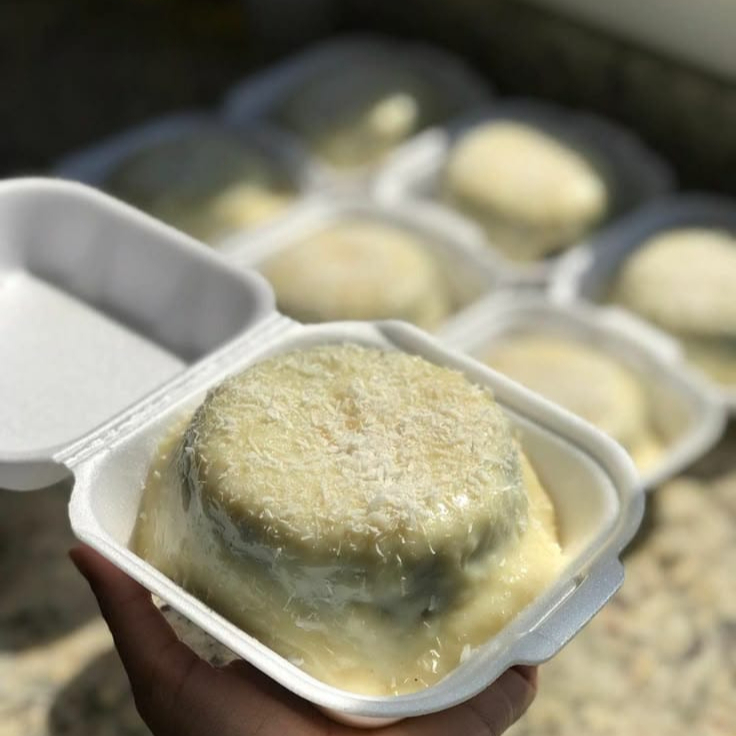 Nosso Mini Vulcão de Prestígio é preparado com uma deliciosa massa de chocolate e coberto com um cremoso beijinho. A finalização recebe coco ralado, trazendo o sabor clássico e irresistível do Prestígio. #Mini vulcao #caseirinho #bolo recheado #bolo de coco #bolo de Prestígio #bolo de chocolate #beijinho