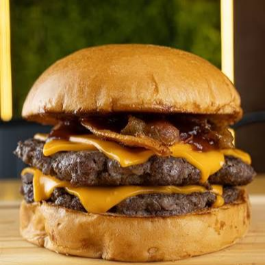 Pão brioche, 2 smash burgers 100g cada, cheeddar em dobro, cebola caramelizada e molho da casa.