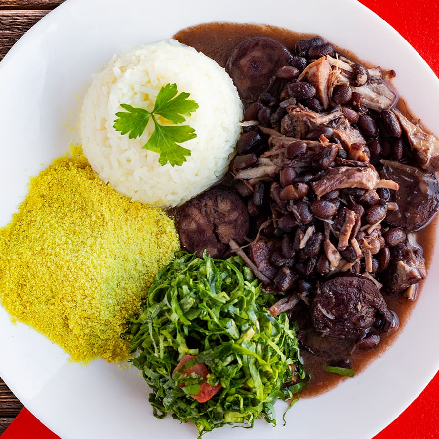 Refeição congelada, 7 minutos no micro ondas e pronto.  Ingredientes: Feijão preto, carne seca, paio, lombinho suíno, alho, cebola, salsinha e sal. Acompanha arroz branco, couve refogada e farofa.