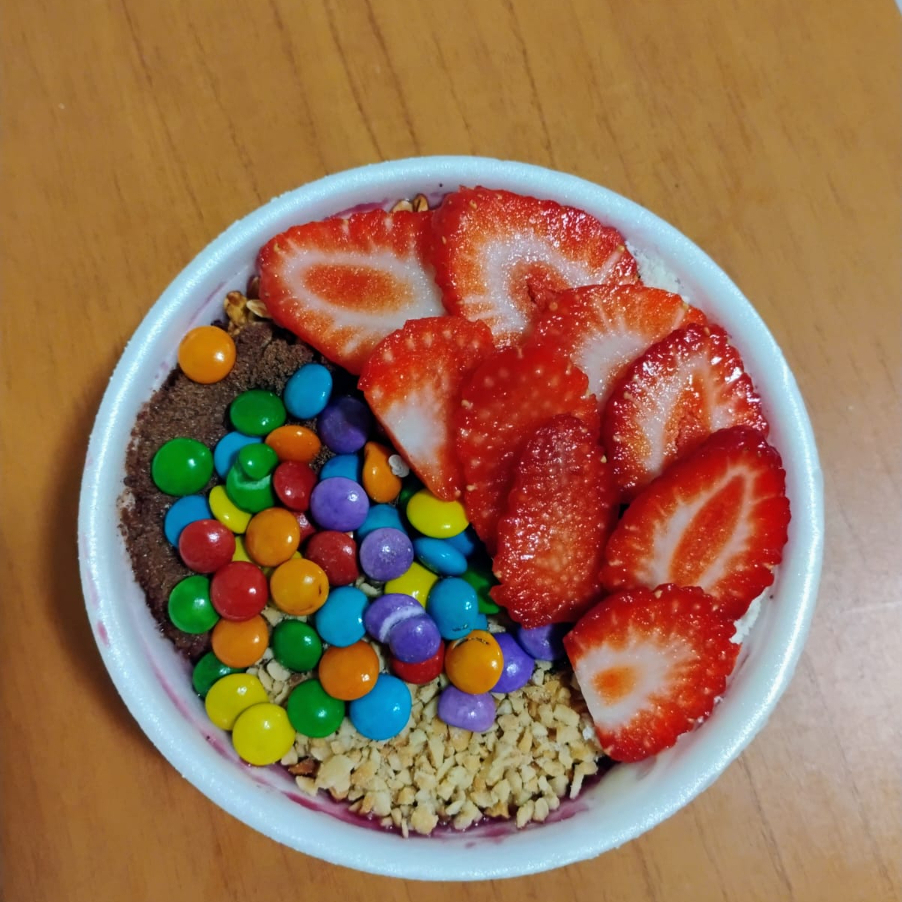 Viva uma experiência dupla de sabores da Amazônia! Escolha entre nossos Açaí Premium Morango, uma combinação irresistível de açaí 100% natural da Amazônia e a doçura vibrante do morango, cremosos e cheios de energia. Combine como preferir: Açaí Premium (Clássico, Leitinho, Banana ou Morango) Este combo inclui GRÁTIS: ✔ 5 acompanhamentos à escolha (Leite Ninho, M&M's, Tub'In, Granola, Farinha de Amendoim) ✔ 1 calda premium (Leite Condesado) ✔ 1 fruta fresca (Banana) Benefícios: 0% Gordura Trans: Opção saudável para o seu Dia a Dia. 0% Lactose: Perfeito para quem tem restrições alimentares. 100% Natural: Feito com açaí puro, sem aditivos artificiais. Destaques: Sabor vibrante: A acidez do morango combina perfeitamente com o açaí. Energia natural: Fonte de antioxidantes, vitamina C e nutrientes essenciais. Porção de 500ml: Ideal para um lanche rápido e nutritivo. Peça agora e descubra a harmonia perfeita entre açaí e cupuaçu em uma única tigela!