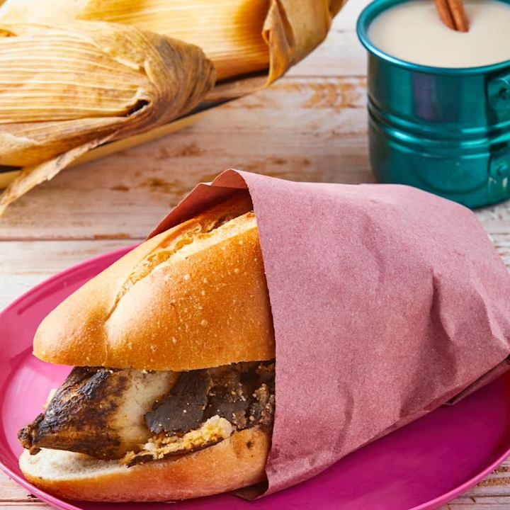 Guajolota Pollo Con Mole