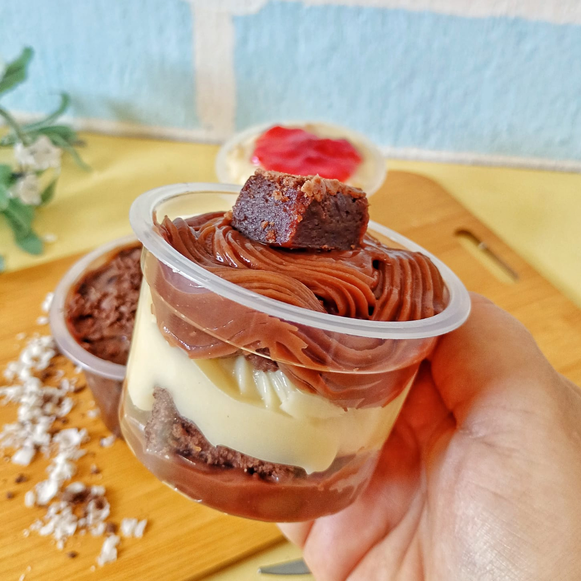Sobremesa irresistível com camadas de brownie super macio, molhadinho e cheio de sabor, com recheio cremoso. Um pote de pura tentação para adoçar seu Dia! Aprx.140g