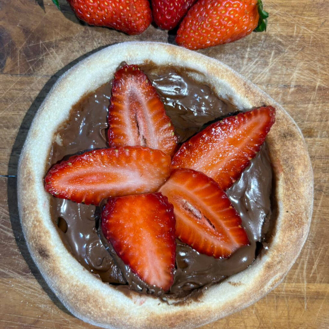 Esfiha feita com Chocolate ao Leite e Morangos! Perfeita!