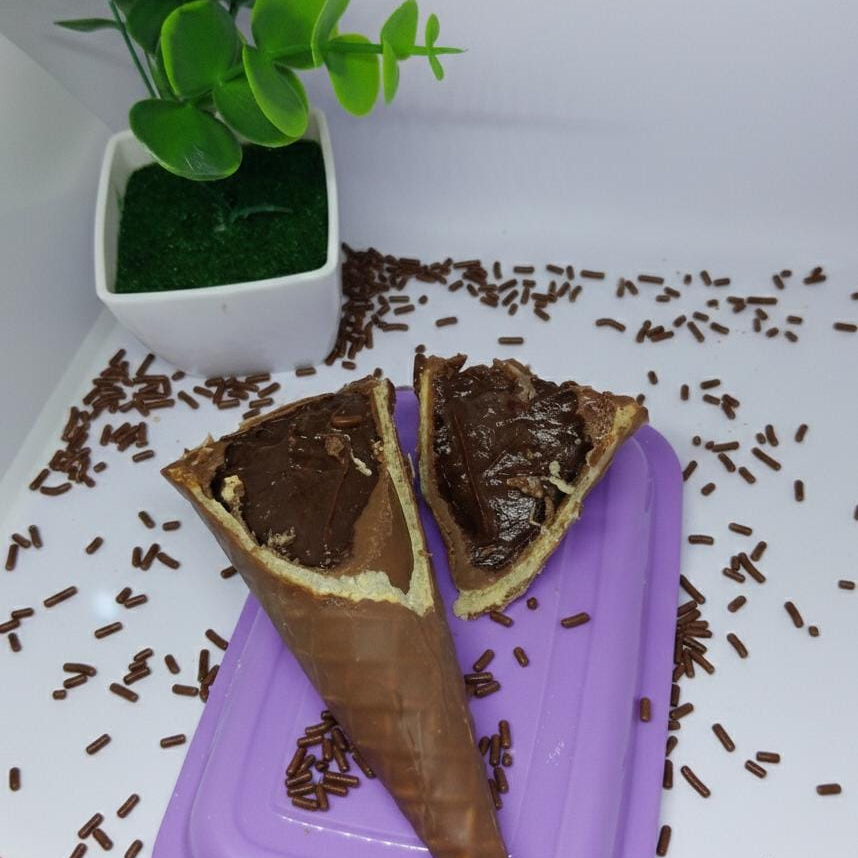 Ingredientes: Recheio de chocolate 50%, a casquinha é banhada no chocolate blend e para finalizar granulados tradicionais super macios no topo. 😋 #conetrufado #brigadeirogourmet #viralvideos #amdocesss #doce