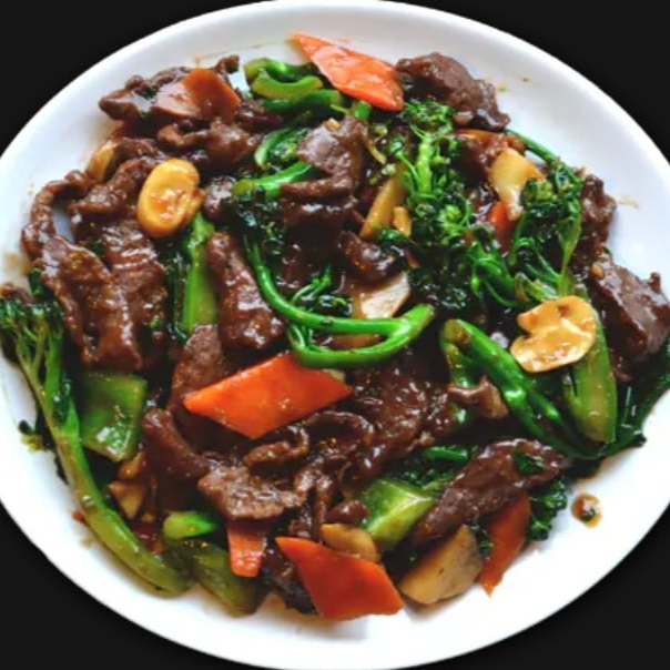 carne bovina fatiada com brócolis, cenoura, pimentão, cogumelo, temperado com molho shoyo.