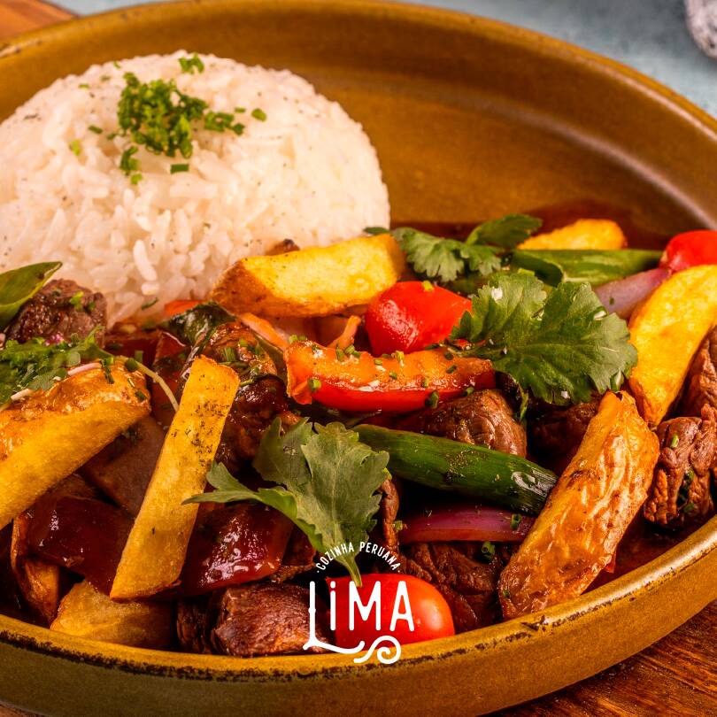 Filé mignon salteado com cebola roxa, tomate, molho de soja e vinagre com batata frita e arroz branco.