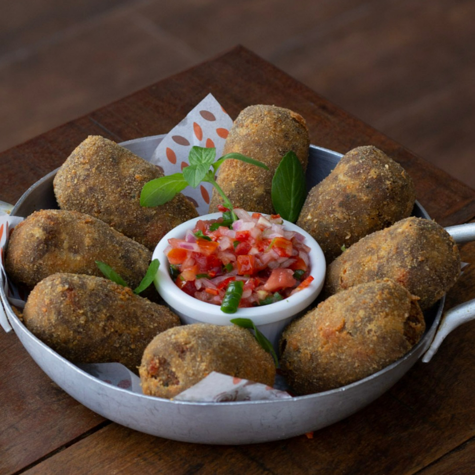 Crocante por fora e recheado com cream cheese bem cremoso.