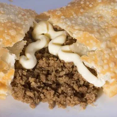 Um clássico irresistível! Pastel de 20 cm, massa sequinha e crocante, recheado com carne moída bem temperada e Catupiry Original cremoso. Sabor marcante, textura perfeita e aquele equilíbrio que faz toda a diferença. Ideal para quem ama um pastel tradicional com toque especial!