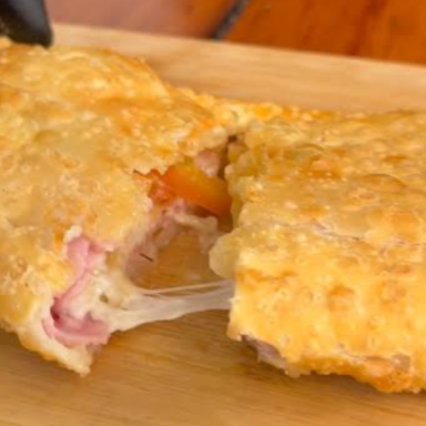 Recheio de queijo, presunto e orégano em um pastel crocante. Um clássico reinventado.
