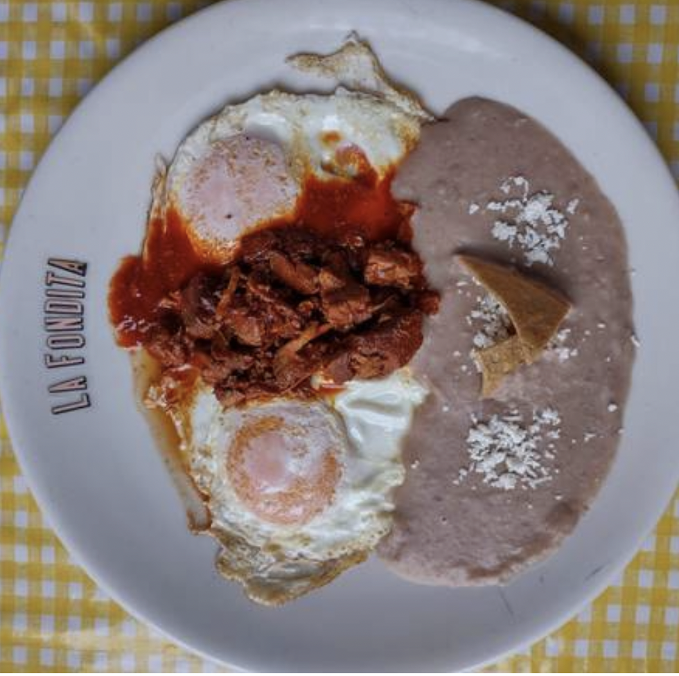 Huevos con asado de puerco