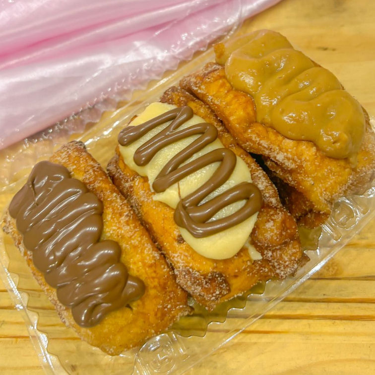 Nosso trio é composto por 1 rabanada de cada sabor, não alteramos. 1 ninho com Nutella, 1 doce de leite e 1 Nutella