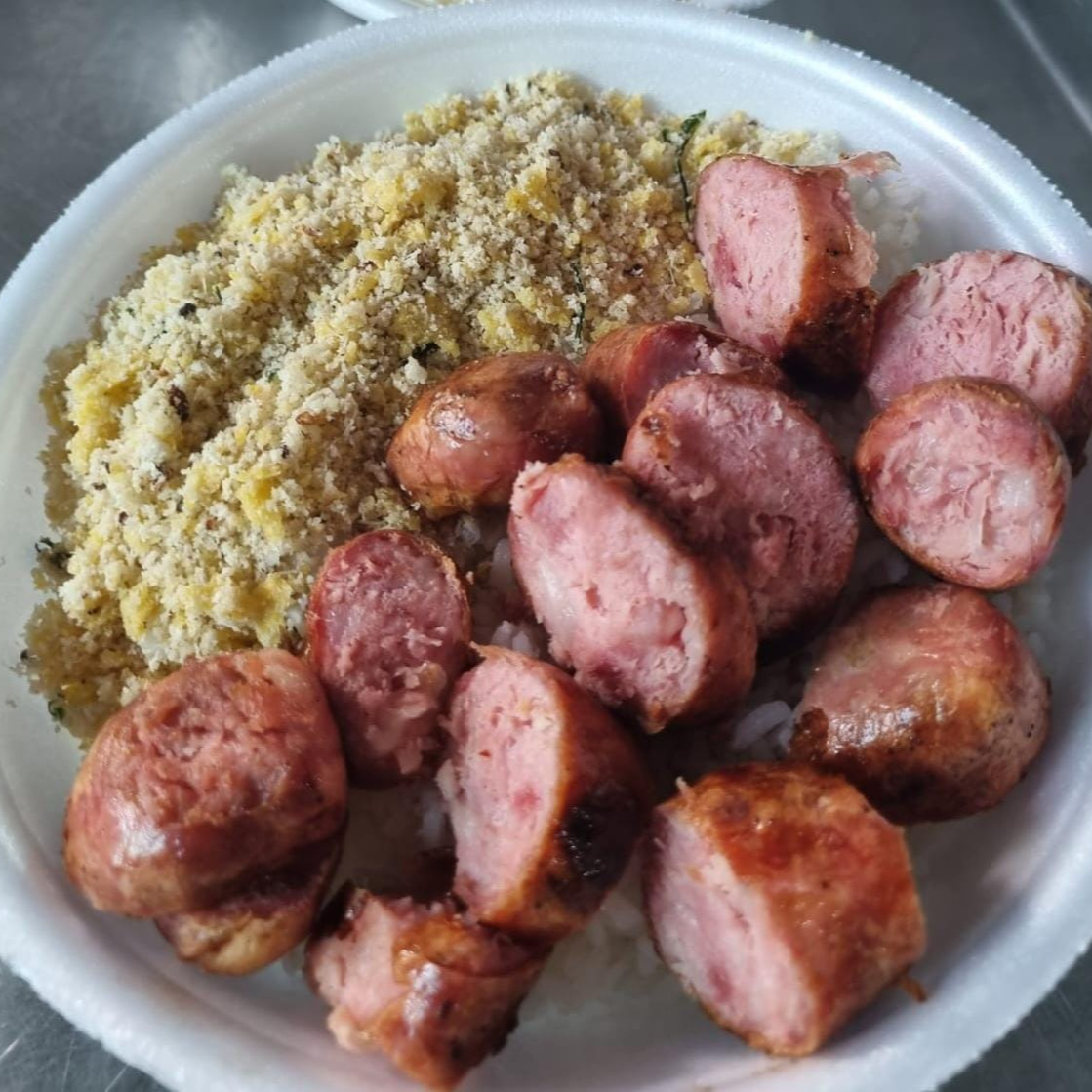 A marmita acompanha arroz, feijão, linguça toscana e mais um acompanhamento de sua escolha.