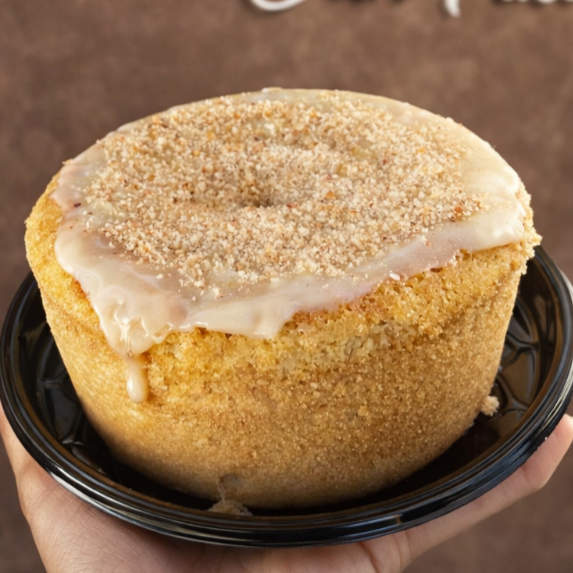 Massa fofinha e macia, com sabor marcante de paçoca, coberta por uma calda cremosa que escorre suavemente, formando um efeito irresistível. Finalizado com uma generosa camada de paçoca esfarelada, trazendo aquele gostinho caseiro que conquista desde a primeira mordida. Ideal para quem ama sobremesas tradicionais, cremosas e cheias de sabor.