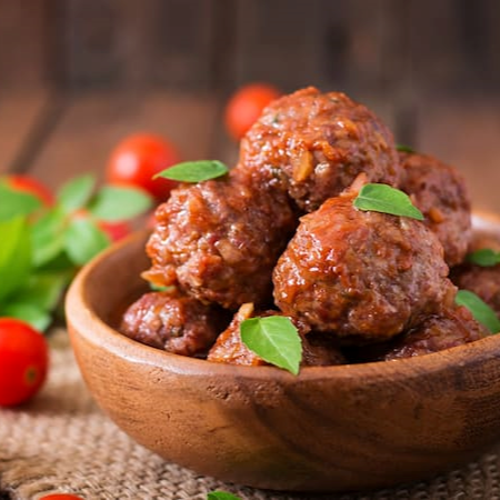 Dez suculentas almondegas caseiras(feitas a mão) à moda italiana, delicadamente preparadas e de tamanho médio, harmonizadas com um irresistível molho de tomate fresquinho. Imagem meramente ilustrativa. oferecemos uma seleção diversificada de pratos, desde as famosas massas como lasanha, espaguete, ravióli, penne, e muito mais. Cada opção é preparada com ingredientes frescos e de alta qualidade, para que você possa saborear a verdadeira essência da culinária italiana.