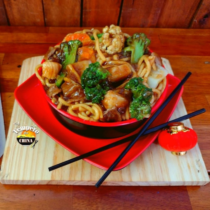 Yakisoba preparado com carne fatiada, pedaços de frango, refogados ao molho shoyu com legumes (brócolis, acelga, repolho e cenoura). Tudo bem temperado ao toque especial do chefe.