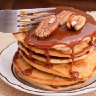 HOT CAKES CON CAJETA