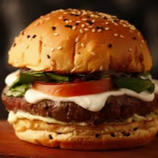 Pão brioche amanteigado, hambúrguer 210g angus (blend fraldinha e maminha), maionese de ervas, queijo gorgonzola, tomate, rúcula, um delicioso molho de goiabada levemente picante e fritas.