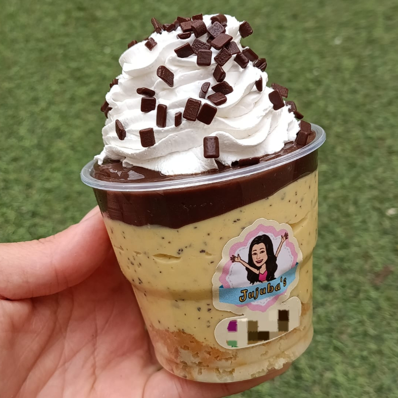 Nossa Delícia de Maracujá vai com uma camada de bolo branco fofinho e molhadinho, nosso maravilhoso mousse de maracujá da fruta e recheio cremoso de chocolate 50% cacau e finalizado com chantilly.