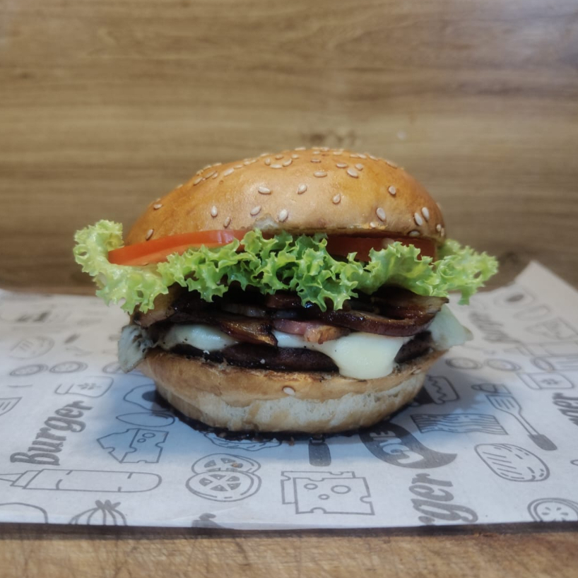 Pão, carne, queijo, bacon e salada.